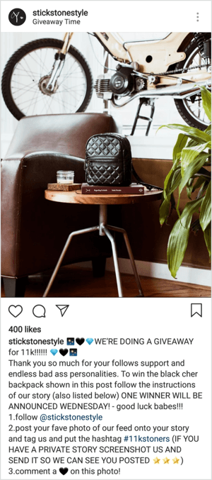 I dette Instagram-konkurrenceeksempel er prisen en læderrygsæk, som er en relativt dyr pris og værd at gøre et indlæg for at vinde.