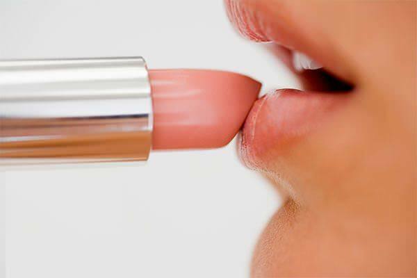 Bryder påføring af læbestift hurtigt?