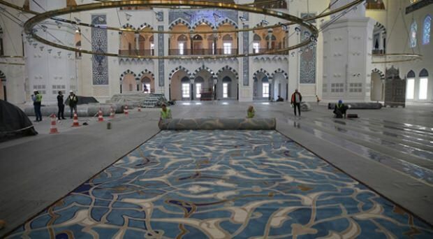Tæpper fra Çamlıca-moskeen blev lagt