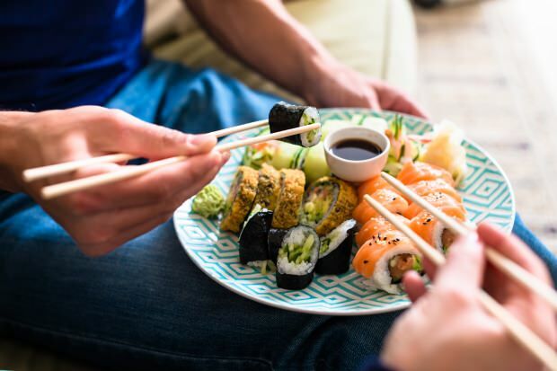 Hvordan spiser man sushi? Hvordan laver man sushi derhjemme? Sushi tricks