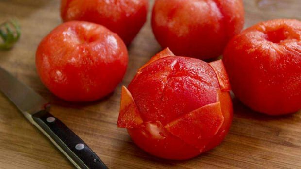 Teknikken til at skrælle tomater