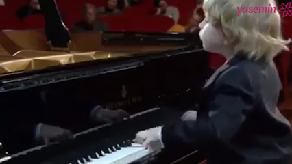 I det øjeblik den lille pianist går ud, mens han optræder!