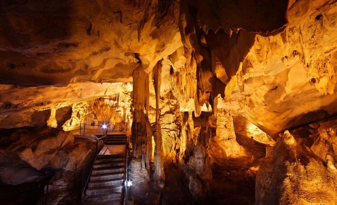 Scener fra Dupnisa-grotten