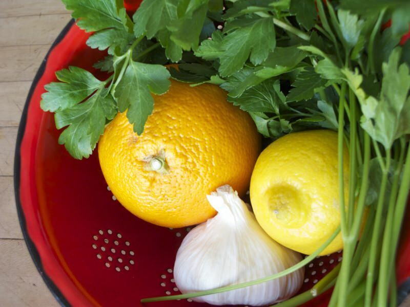 Hvordan kan man kurere persille citron og hvidløg?