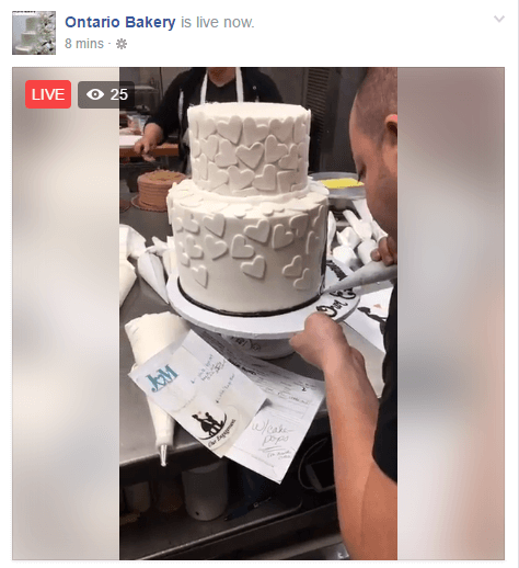 Denne live-udsendelse lader seerne se, hvordan bageriet dekorerer bryllupskager.