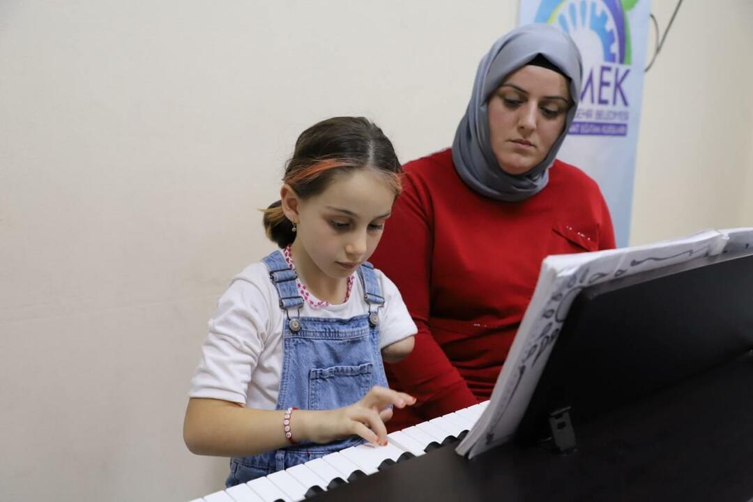 Zeynep, der ikke er født med venstre arm, bliver støttet af sin mor.