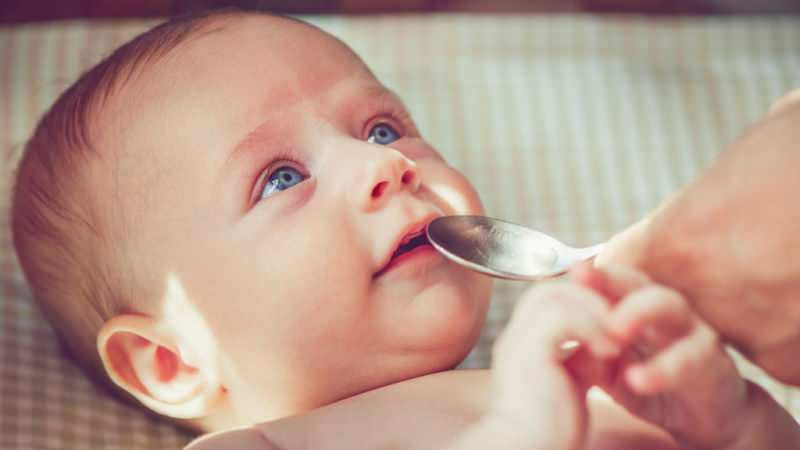 Hvornår får babyer vand? Kan en baby, der får mad med formel, fået vand i overgangen til supplerende mad?