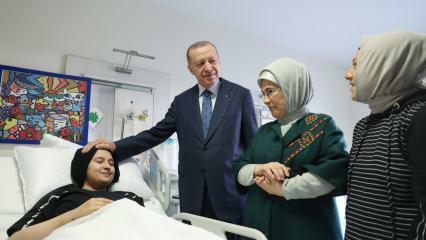 Præsident Erdoğan og hans kone Emine Erdoğan mødtes med børnene fra katastrofen