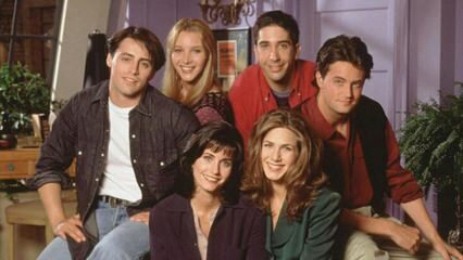 Skuespillerne i Friends-serien kom sammen til Courteney Cox!