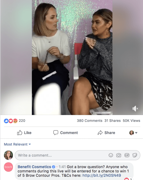 Eksempel på en Facebook Live fra Benefit Cosmetics med en konkurrence i kommentarerne.