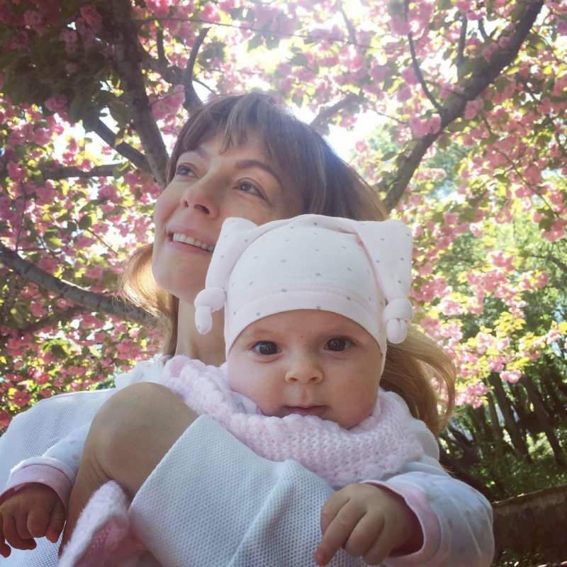 Ny stilling fra frisk mor Özge Özder med sin lille datter! Eva Luna al opmærksomhed ...