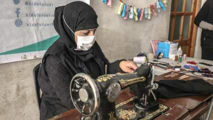Tøjet, der er repareret af frivillige skrædder fra Idlib, bliver en fest for børn