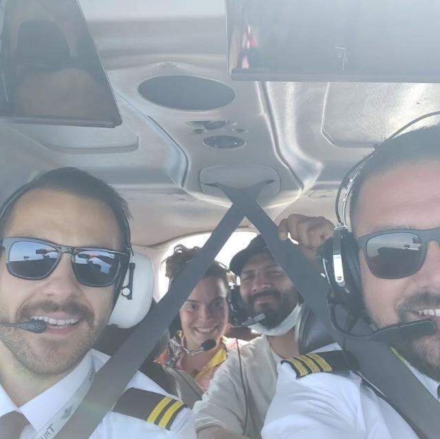 Pilot Ümit Erdim fløj berømte navne på sin første rejse! Oğuzhan Koç og Demet Özdemir ...