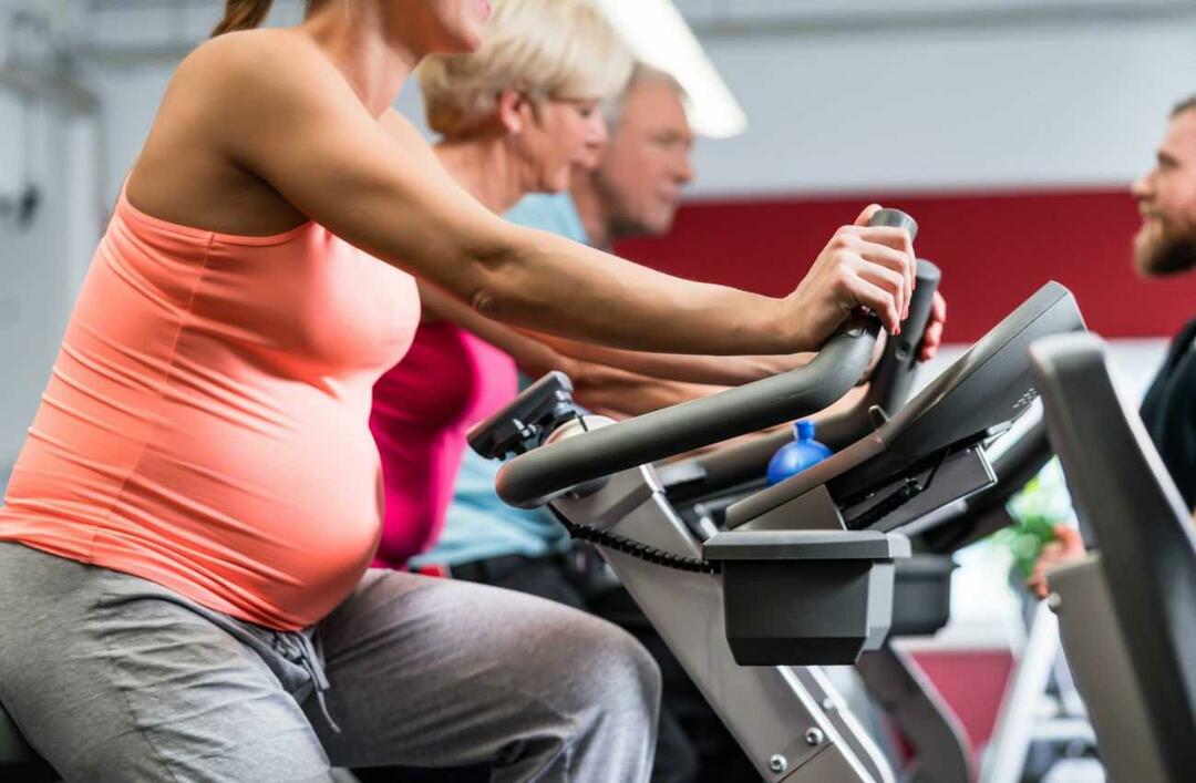 gravid kvinde træner