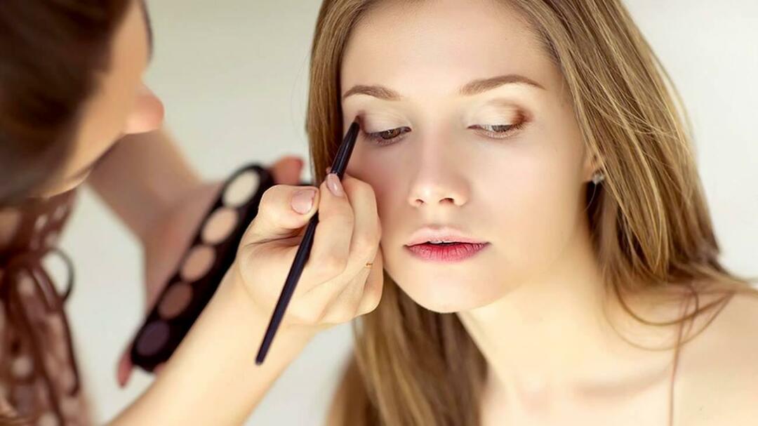 Hvordan laver man perfekt make-up? Glans hele dagen med 10 genstande