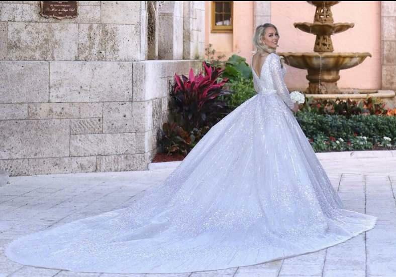 Tiffany trumps brudekjole med lange slør var meget populær