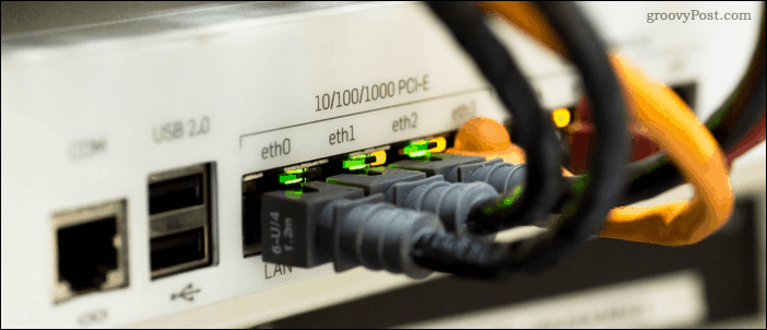 Ethernet-kabler tilsluttet en netværksafbryder