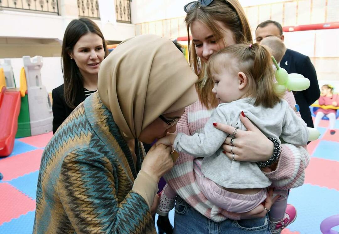 Emine Erdoğan mødtes med ukrainske forældreløse børn