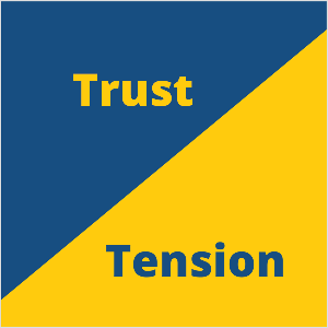 Dette er en firkantet illustration af Seth Godins markedsføringskoncept med tillid og spænding. Firkanten er en blå trekant øverst til venstre og en gul trekant nederst til højre. I den blå trekant siger gul tekst Tillid. I den gule trekant siger blå tekst Spænding.