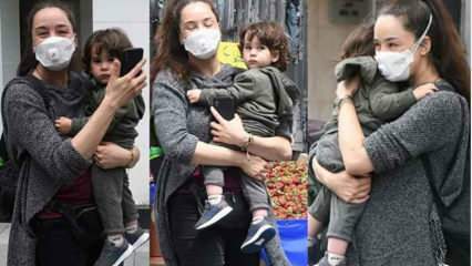 Azra Akın tog hendes søn Demir for at blive vaccineret!