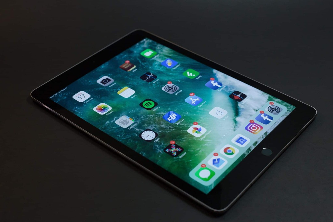 En iPad på et sort bord