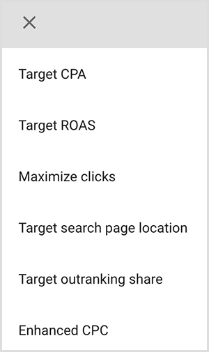 Dette er et screenshot af en menu med målretningsindstillinger i Google Ads. Valgmulighederne er mål-CPA, mål-ROAS, maksimering af klik, målsøgningssideplacering, målrangeringsandel, forbedret CPC. Mike Rhodes siger, at intelligente målretningsindstillinger i Google Ads bruger kunstig intelligens til at finde folk med den rette hensigt til din annonce.