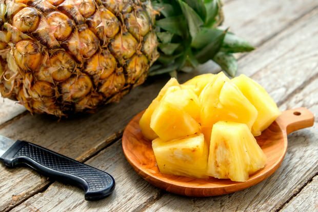 Hvad er fordelene ved ananas og ananasjuice? Hvis du drikker et regelmæssigt glas ananasjuice?