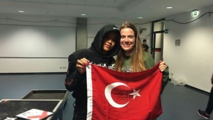 Gestus af 'tyrkiske' piger fra Rihanna!