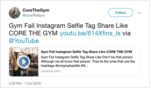 Dette er et screenshot af en tweet fra @CoreTheGym. Tweeten siger "Gym Fail INstagram Selfie Tag Share Like CORE THE GYM" og linker til en YouTube-video. Videobeskrivelsen er “Vær ikke som den person. Selvom vi alle kender den person. Det er dem, der bruger hashtags #livingmybestlife ”. Linket til videoen er youtu.be/614Xfins_ls.