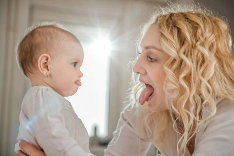 Hvorfor er sprogbinding hos spædbørn? Symptomer på tungebinding hos spædbørn