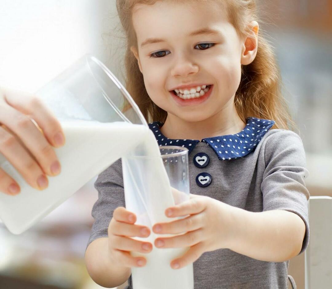 barn drikker mælk