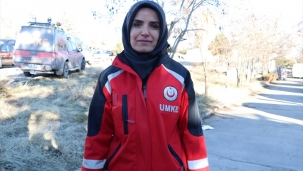 Hvem taler Emine Kuştepe med Azize i jordskælvet?