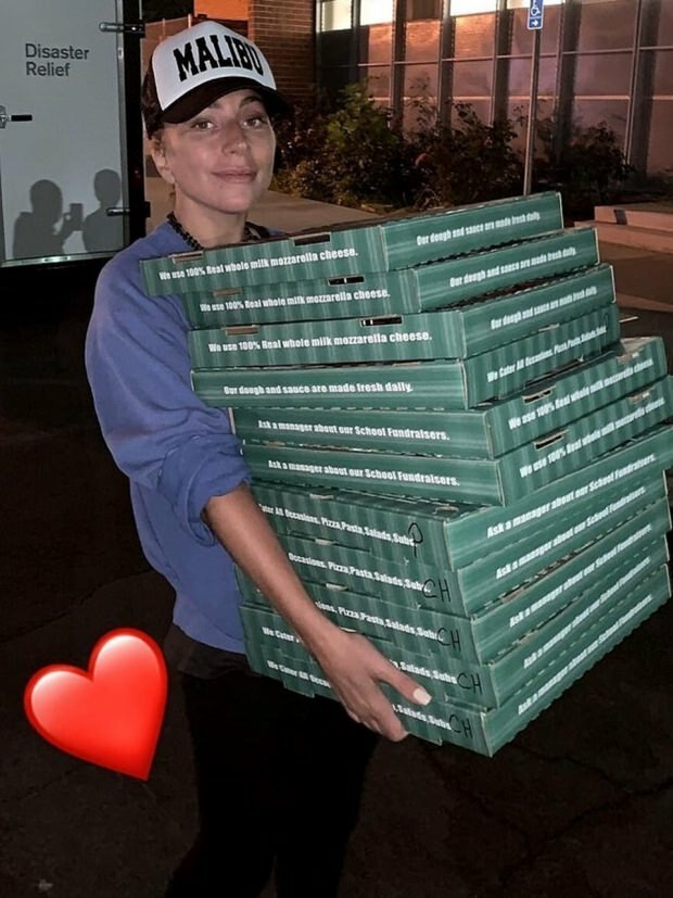 Den verdensberømte Lady Gaga bliver pizzadistributør