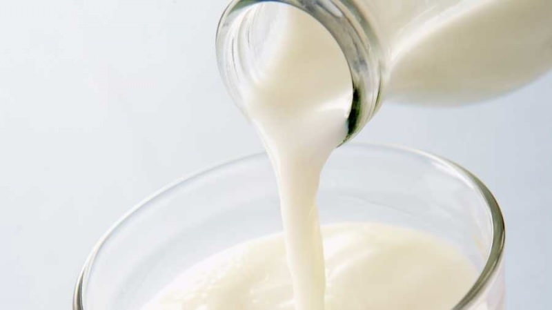 Hvad gøres for at undgå at udføre det, mens du hælder mælk? Melkehældningsteknik uden at sprøjte mælk på dig