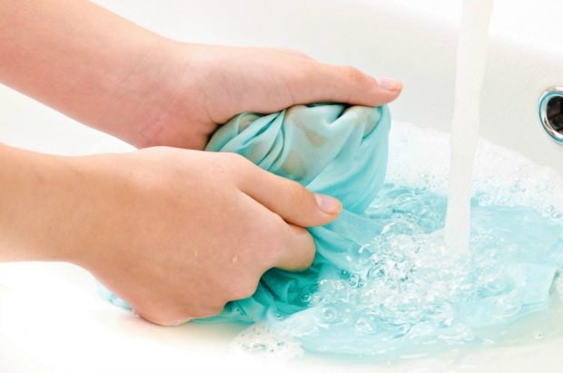 Hvordan rengøres pletten på det farvede tøjvask?