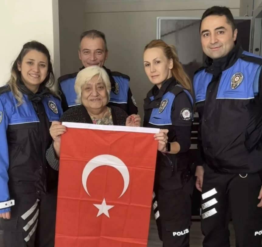 Overraskelse af Nazan Çim og politihold