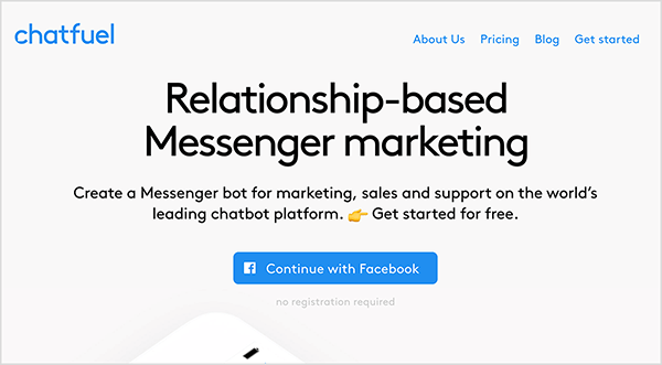 Dette er et screenshot af Chatfuel-webstedet. Øverst til venstre vises ordet "Chatfuel" i blå tekst. Øverst til højre er følgende navigationsindstillinger: Om os, priser, blog, Kom godt i gang. I midten af ​​webstedets hovedområde er der mere tekst. En stor overskrift siger “Relationship-based Messenger marketing”. Under overskriften er følgende tekst: “Opret en Messenger-bot til markedsføring, salg og support på verdens førende chatbot-platform. Kom i gang gratis. ” Under denne tekst er der en blå knap med Facebook-logoet og blå tekst der siger "Fortsæt med Facebook". Natasha Takahashi siger, at Chatfuel er en bot-building platform, der gør det muligt for marketingfolk at oprette en bot uden at vide, hvordan man koder.
