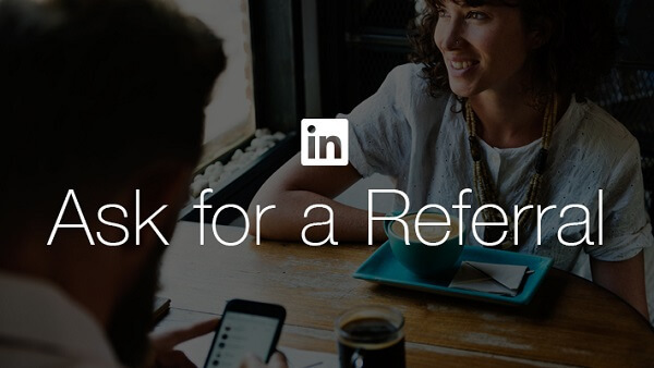  LinkedIn gør det lettere for jobsøgende at anmode om henvisning fra en ven eller kollega med LinkedIn's nye Ask for a Henvisning-knap.