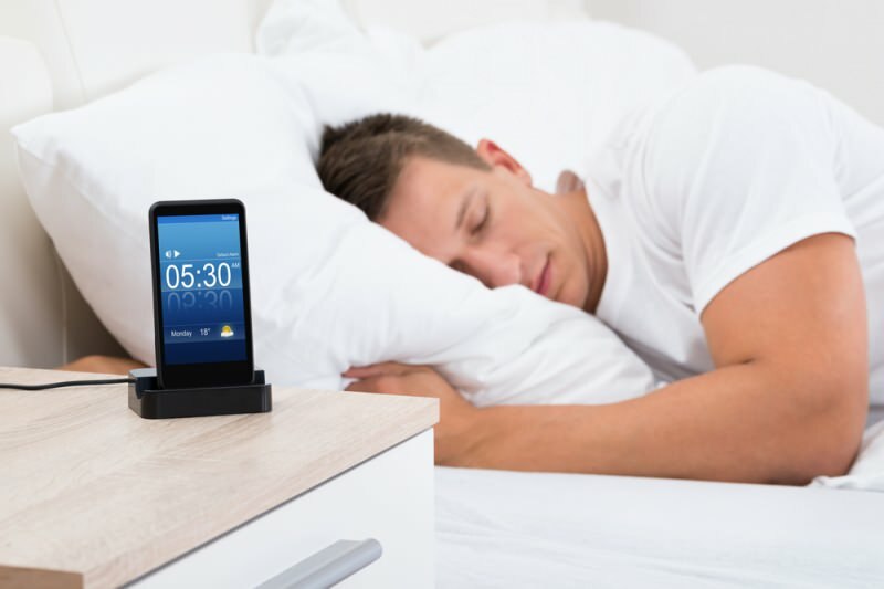 At sove tæt på mobiltelefonen medfører alvorlig sygdom