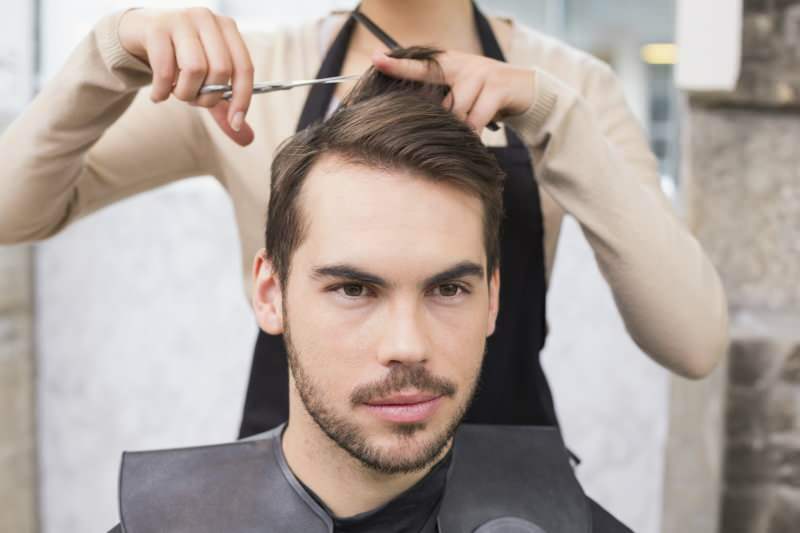 Hvordan gøres den nemmeste barberingshårbarbering? Den nemmeste måde at klippe mænds hår derhjemme