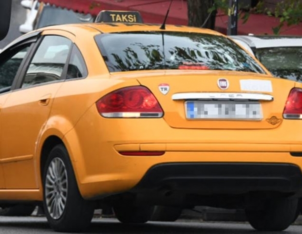 Berrak Tüzünataç tog en taxa gratis