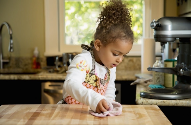 Hvilke husholdningsopgaver kan børn gøre?
