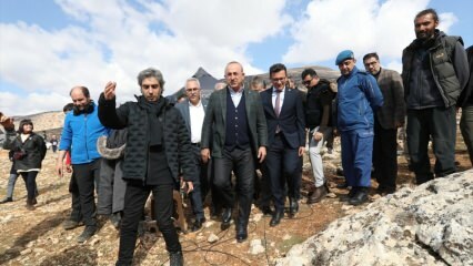 Mevlüt Çavuşoğlu besøgte sættet med anfaldsserien