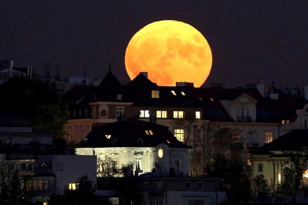 Hvis supermånen er nær jorden, bliver månens overflade rød