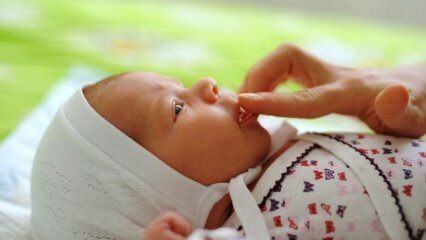 Naturlige kurer, der forårsager afta sår hos babyer! Hvordan passerer aftha-sår?