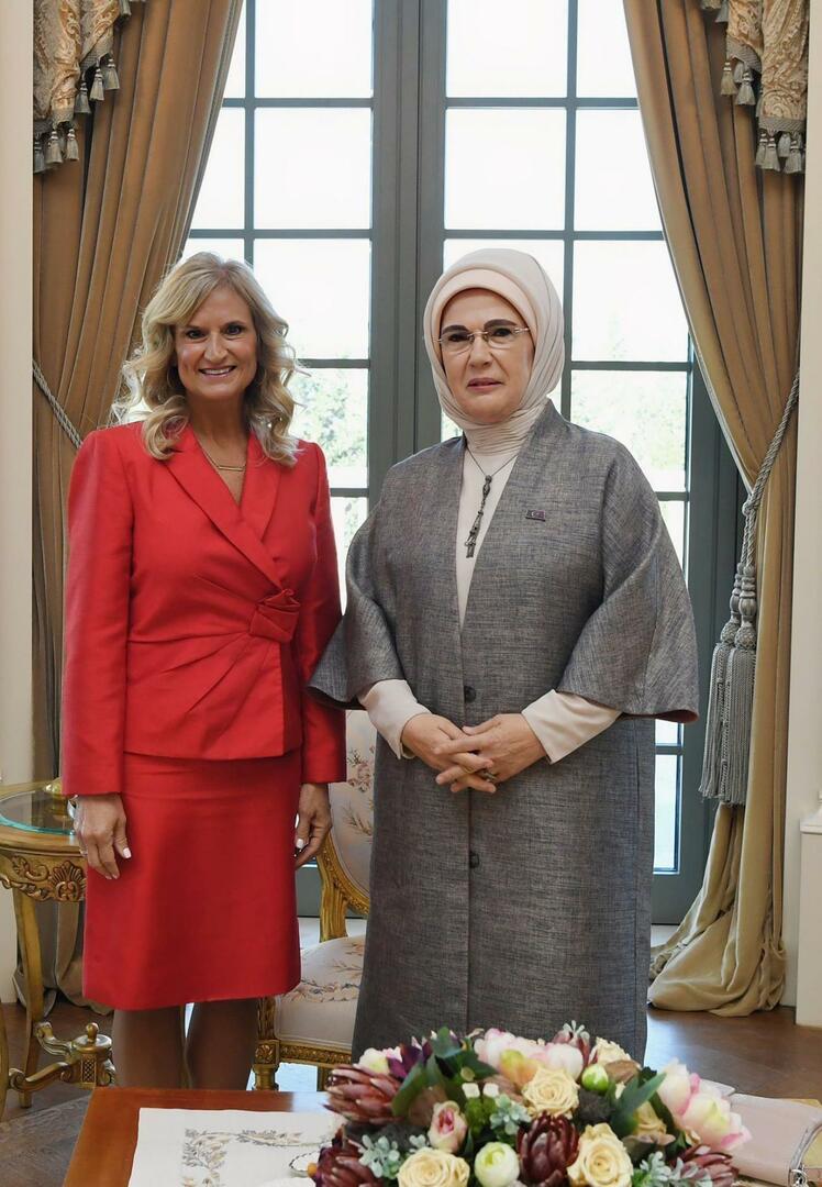 Emine Erdoğan mødtes med hustruen til den amerikanske ambassadør i Ankara Cheryl Flake