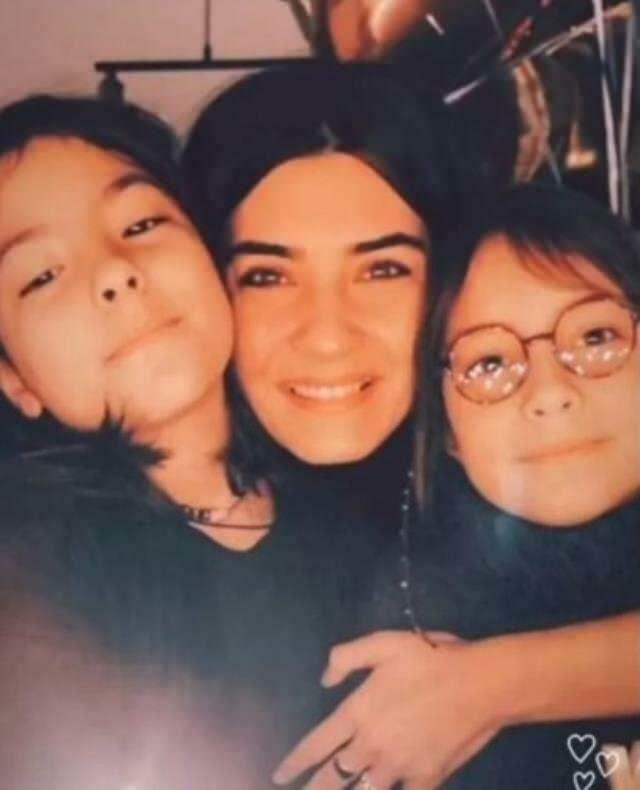 Tuba Büyüküstün delte et billede med sine døtre