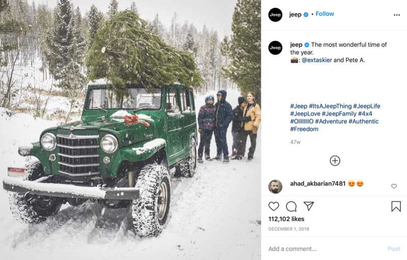 instagram post fra @jeep viser en familie i slutningen af ​​juletræsjagt med et træ på toppen af ​​deres jeep, dybt inde i sneen og trælandet