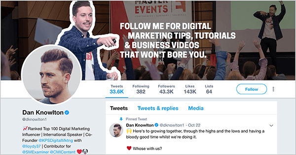 Dette er et screenshot af Dan Knowltons Twitter-profil (@ dknowlton1). Forsidebilledet har to lag. Baggrundsbilledet viser Dan tale på et arrangementsscene før en skare mennesker løfter hænderne. Lysstyrken på dette foto skaleres tilbage, så det ser mørkt ud. I forgrunden er et foto af Dan fra taljen op, og han peger med sin højre arm foran kroppen mod den følgende hvide tekst: "Følg mig for digitale marketingtips, tutorials og forretningsvideoer, der ikke keder dig." Dans profilbillede viser hans ansigt vender ud mod venstre. Han har kort hår og kort skæg. Hans pinnede tweet siger ”Her er at vokse sammen gennem højder og lavt og have det blodig, mens vi gør det. Hvem [sic] med os? ”