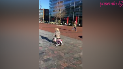 Lille pige på cyklen konkurrerede med politiet!